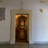 Di fronte a noi abbiamo tre porte, quella di destra sovrastata da una piccola croce: l�ingresso della cappella di Santa Colomba